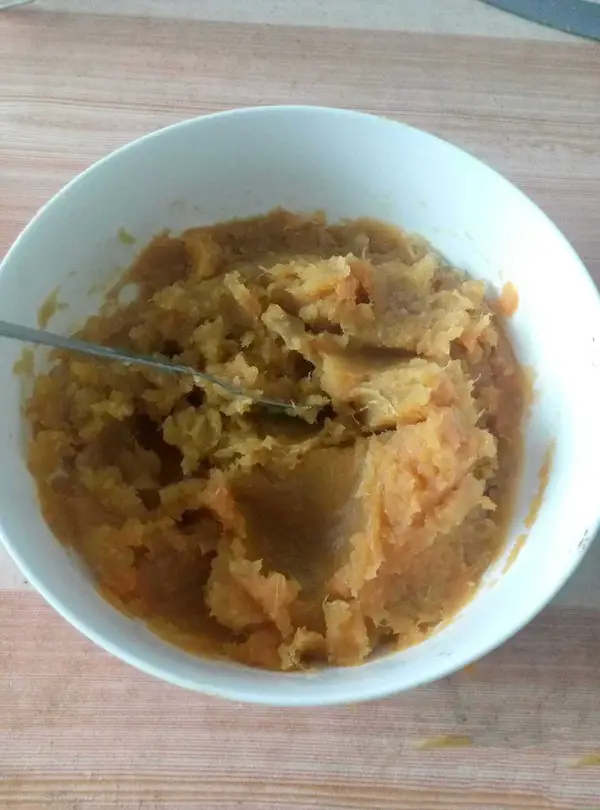 Mash steamed sweet potatoes with a spoon