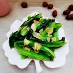 The garlic stir-fried lettuce is a healthy dish that we can make at home