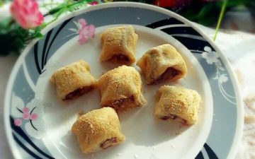 Use a sharp knife to cut the bean noodle roll into equal segments and sprinkle some more on the surface