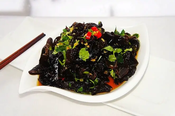 Load the plate. A large plate full of soup and rice is delicious, sweet and sour, slightly spicy, especially rice.